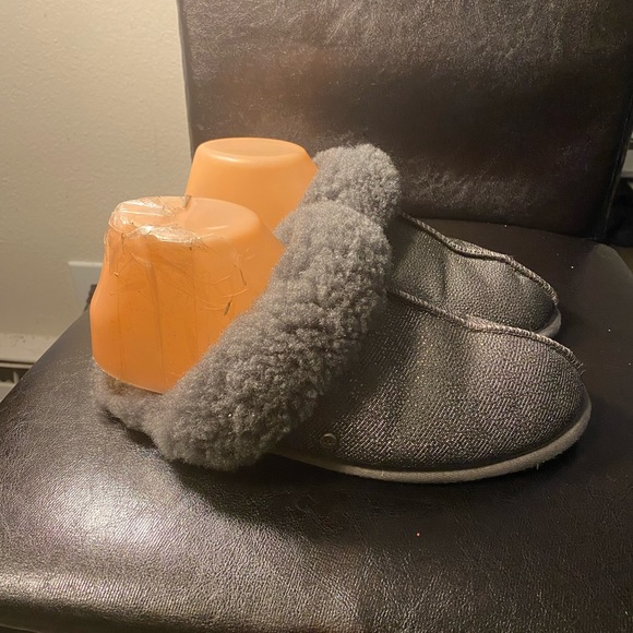UGG Slippers Size 10 Women’s Gray Silver Fur Sherpa Slides Slippers Size 8 - Picture 4 of 11